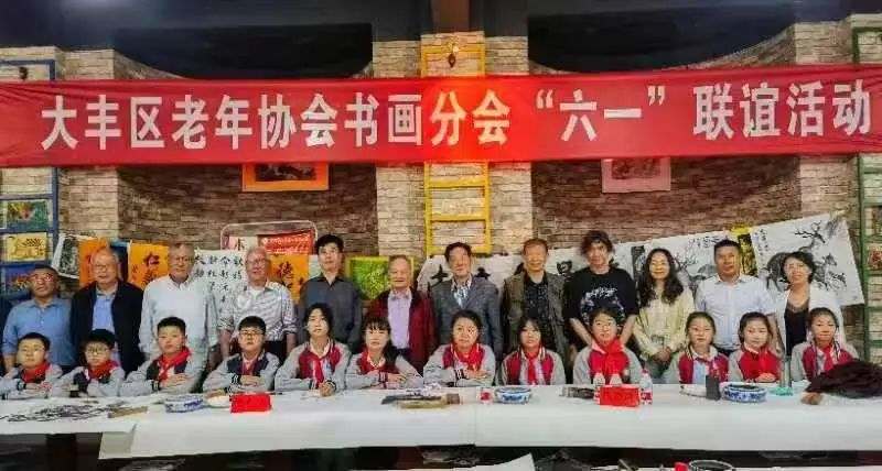 江苏盐城大丰区：老少携手“人民路”  童叟共绘新时代