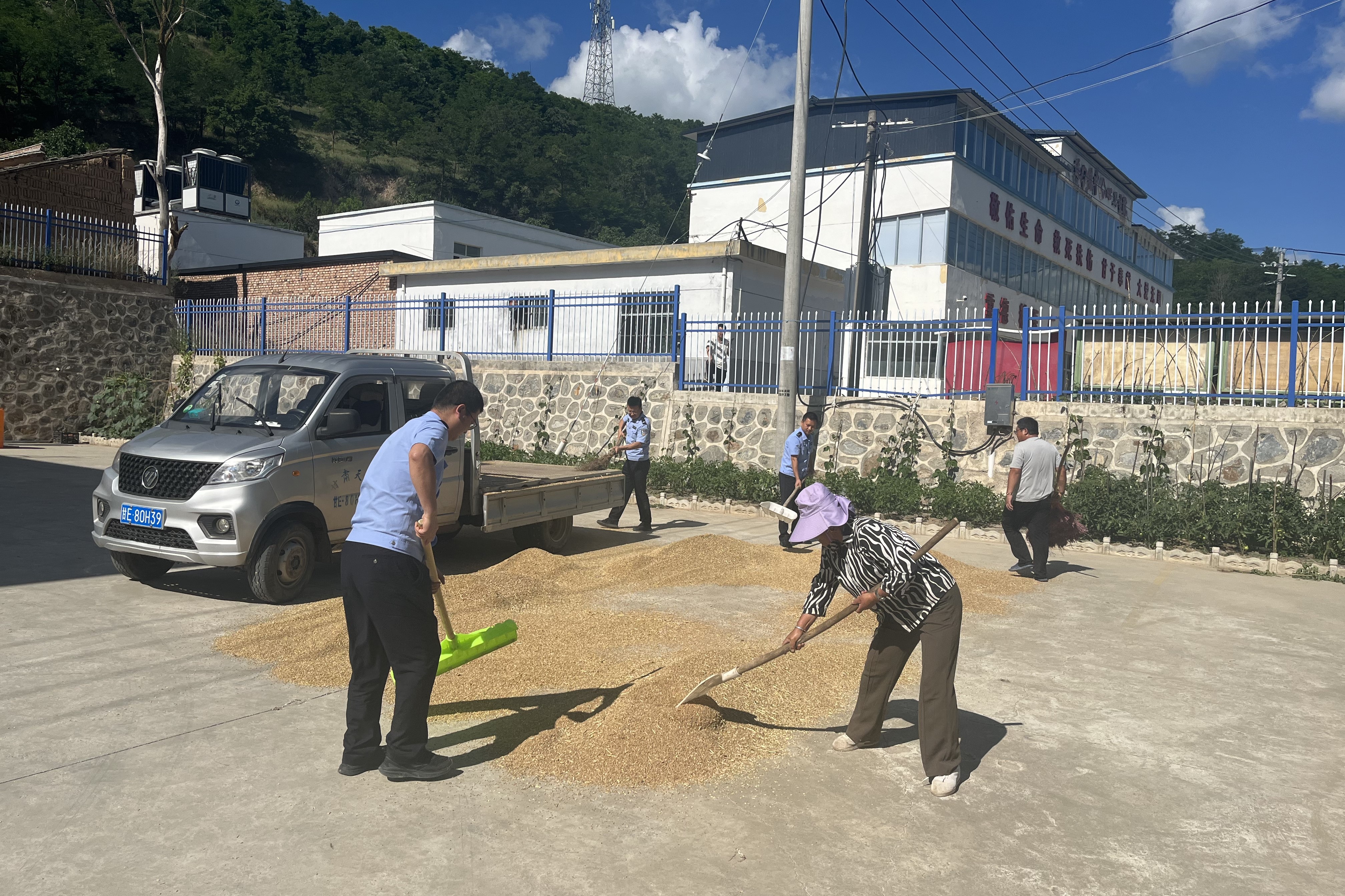 甘肃清水：派出所大院变身“暖心晒粮场”