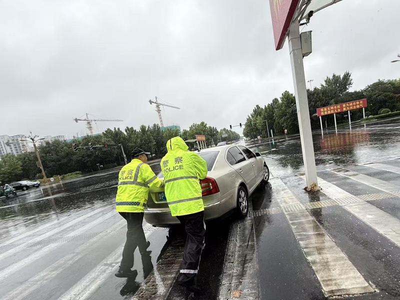 河北邯郸：车辆趴窝陷困境 民警推车解民忧