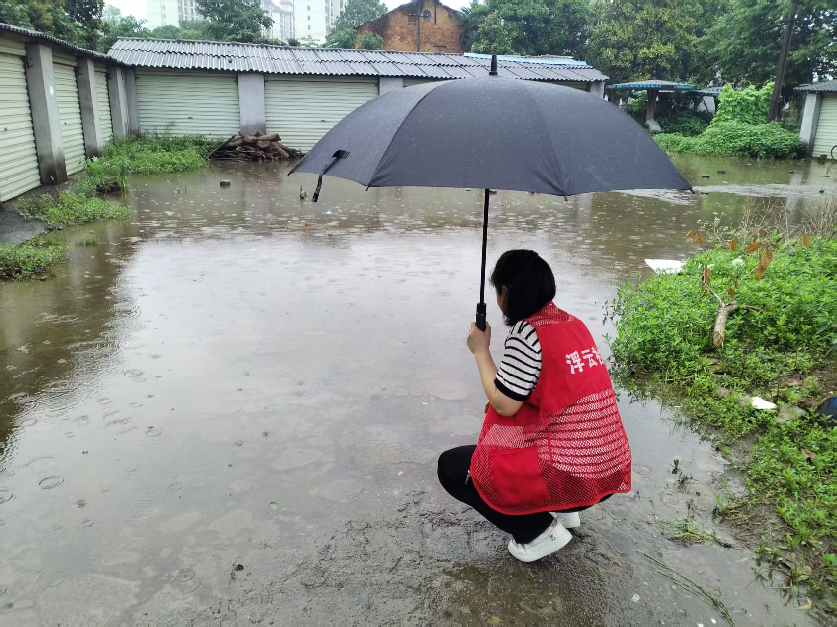 江西奉新： 雨中巡查排隐患 防汛守护保平安